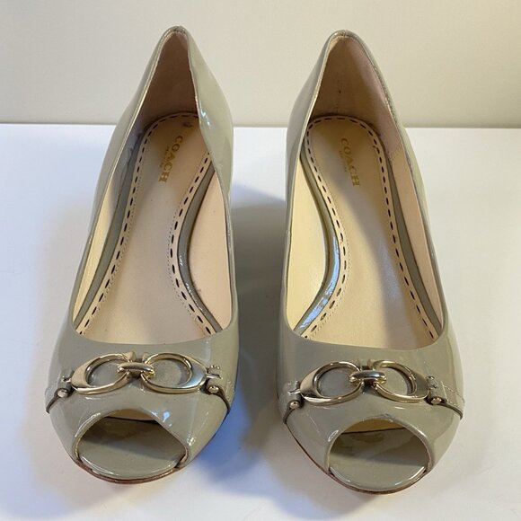 COACH Womens 8 B Peep Toe Patent Leather Buckle Wedge Pumps Taupe Classic - Picture 1 of 16